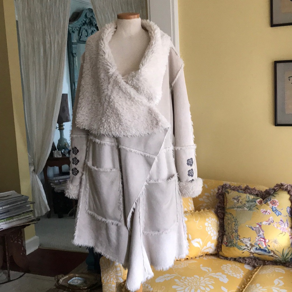 Coat by BIYA